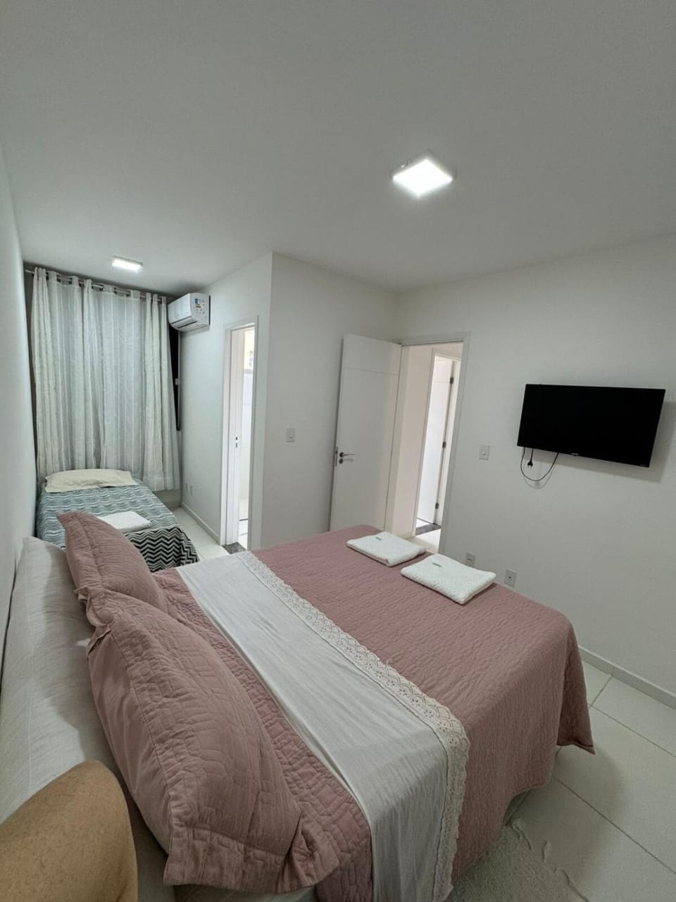 Bed, Photo of the whole room