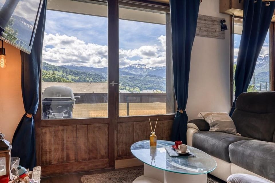 Natural landscape, TV and multimedia, View (from property/room), Balcony/Terrace, Living room, Seating area, Mountain view