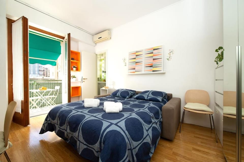 Bed, Living room, Photo of the whole room, Bedroom, towels, air conditioner