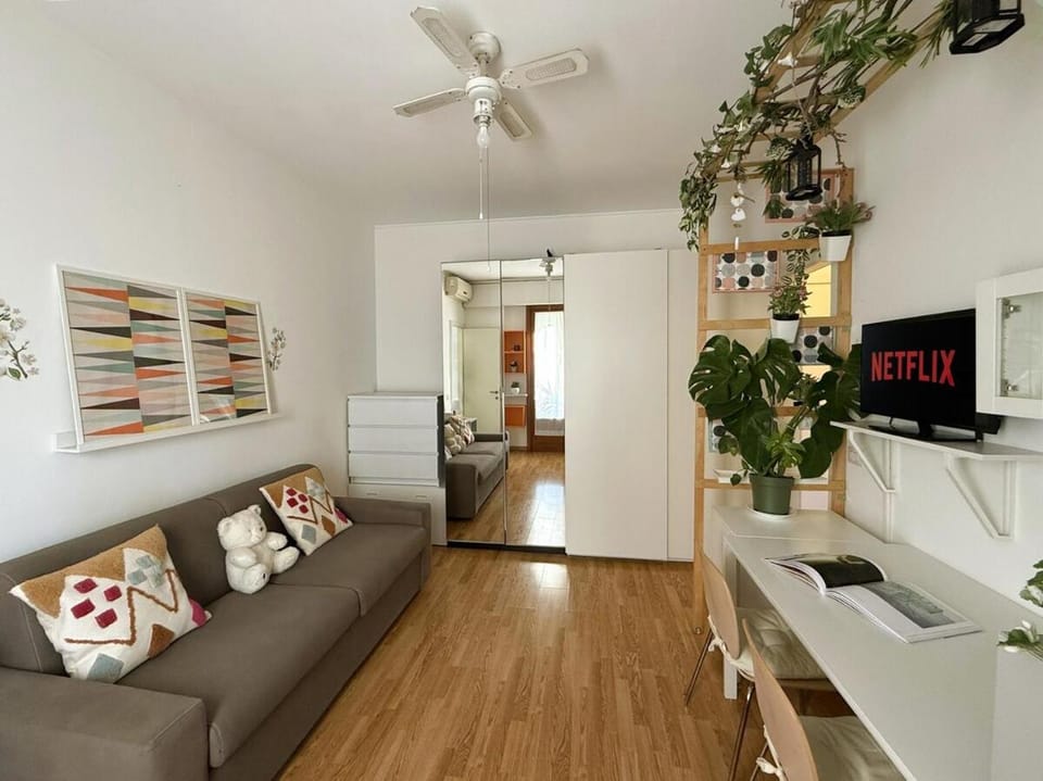 TV and multimedia, Living room, Seating area, Evening entertainment