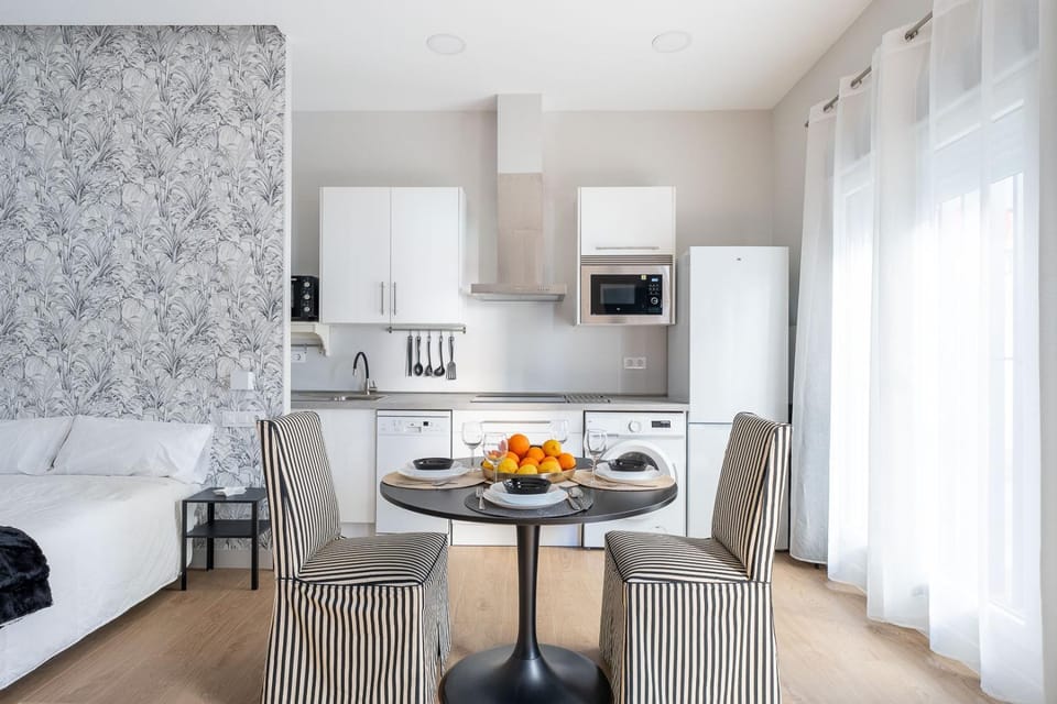 Bed, Kitchen or kitchenette, Photo of the whole room, Seating area, Dining area, Bedroom, Food