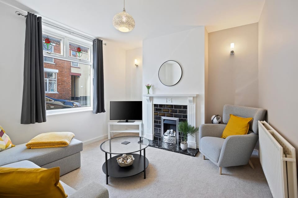 Communal lounge/ TV room, TV and multimedia, Living room, Seating area, Evening entertainment