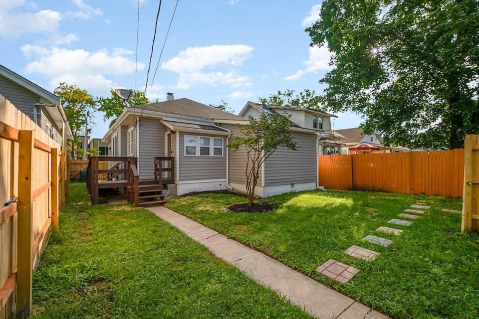 Dayton Street Sports Haven - 3 Bed 2 Bath Sleeps 8 House in Hamilton