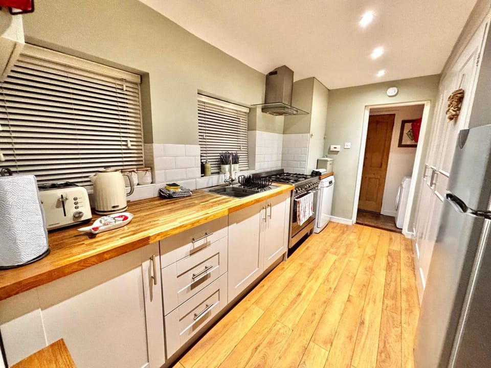 Coffee/tea facilities, Kitchen or kitchenette, dishwasher, oven, pet friendly, stove, toaster