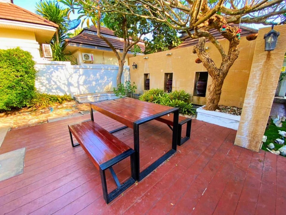 Property building, Patio, Day, Garden, Dining area