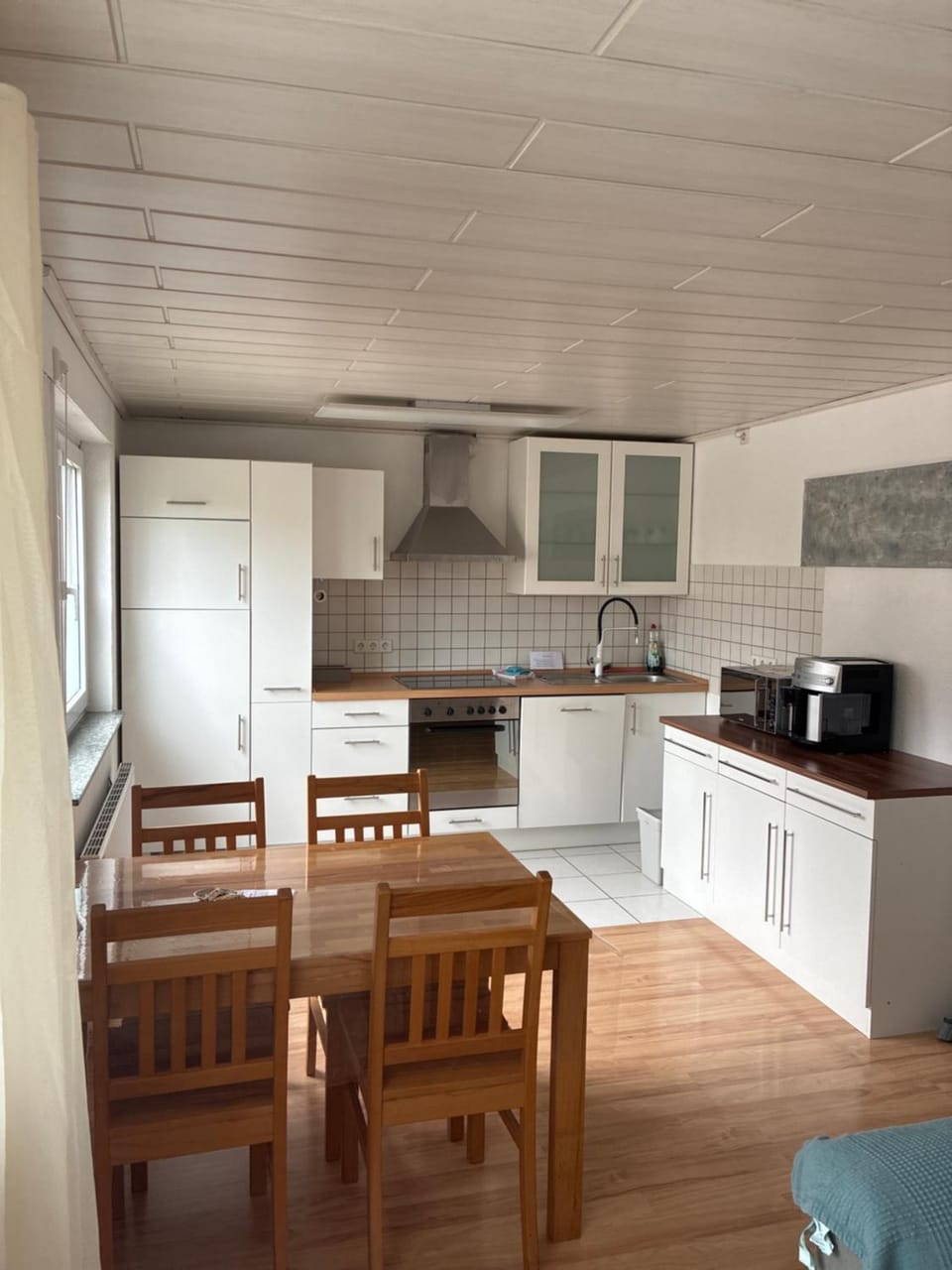 Coffee/tea facilities, Kitchen or kitchenette, Dining area, dishwasher, stove, toaster