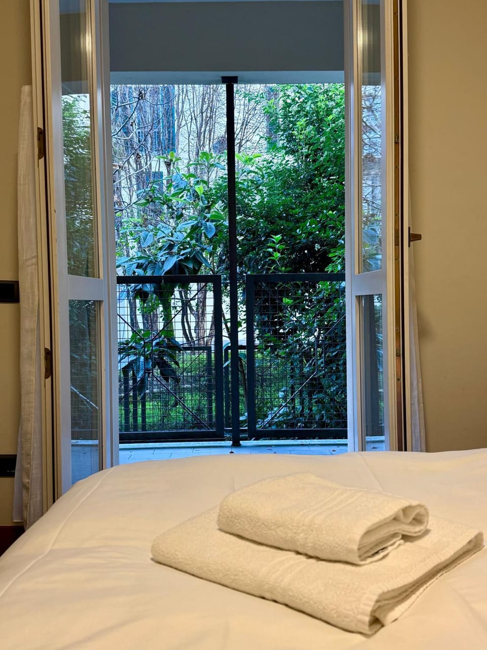 Bed, Bedroom, towels