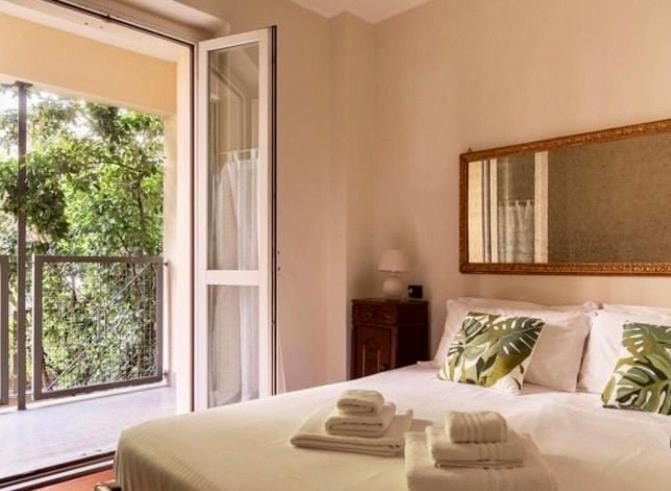 Bed, Bedroom, towels
