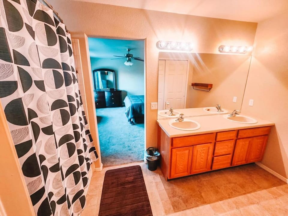 Hot Tub, King Beds, Pet Friendly Close to I25 Villa in Colorado