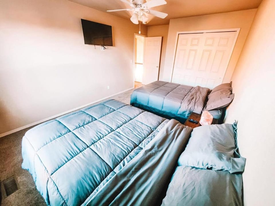 Hot Tub, King Beds, Pet Friendly Close to I25 Villa in Colorado