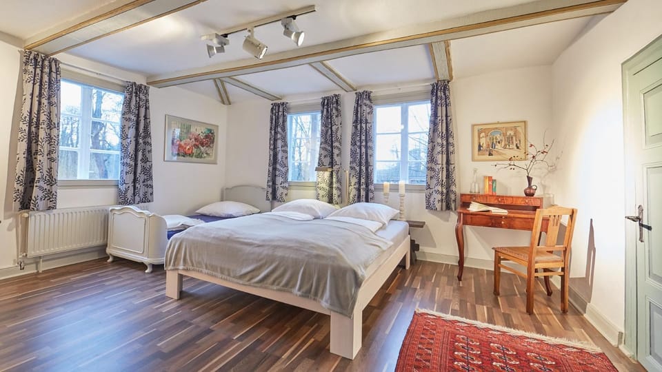 Day, Photo of the whole room