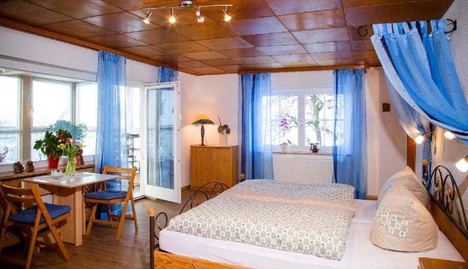 Bed, Photo of the whole room, Seating area