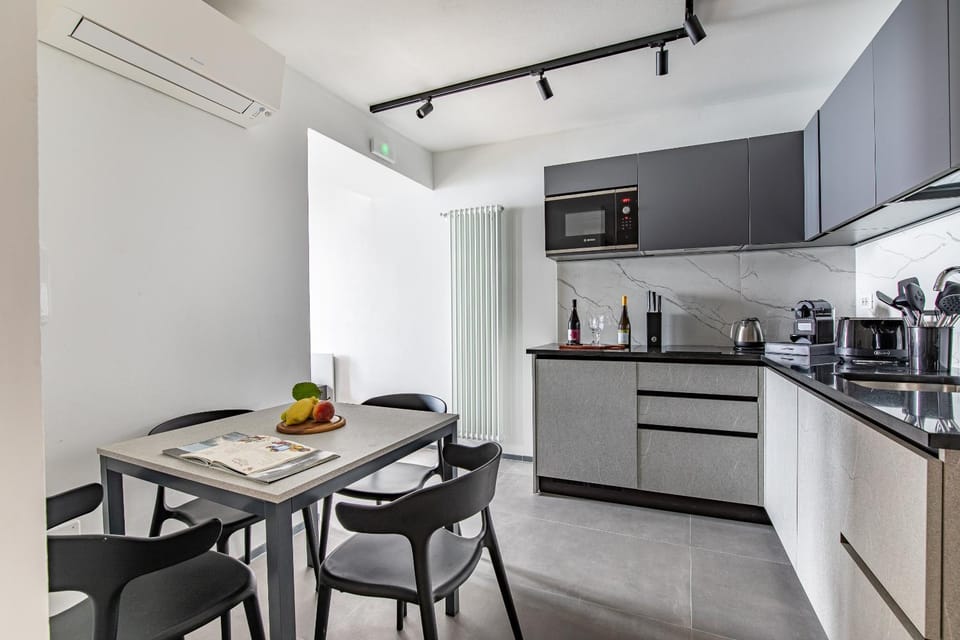 Coffee/tea facilities, Decorative detail, microwave, toaster, kitchen, air conditioner