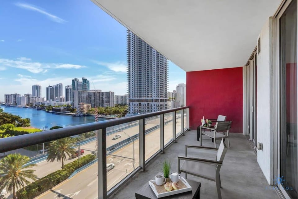 Unique 2BR Apartment Gym & Pool Apartment in Hallandale Beach