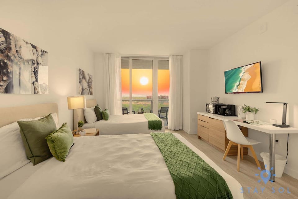 Unique 2BR Apartment Gym & Pool Apartment in Hallandale Beach