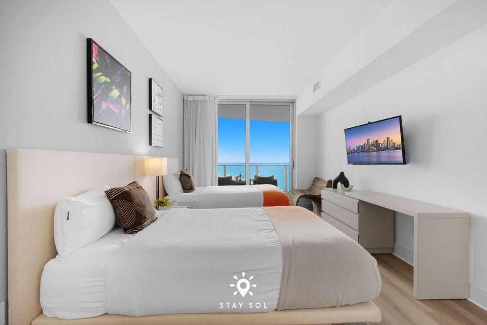 Ocean Views - Balcony & Resort Pool Paradise Apartment in Hollywood Beach