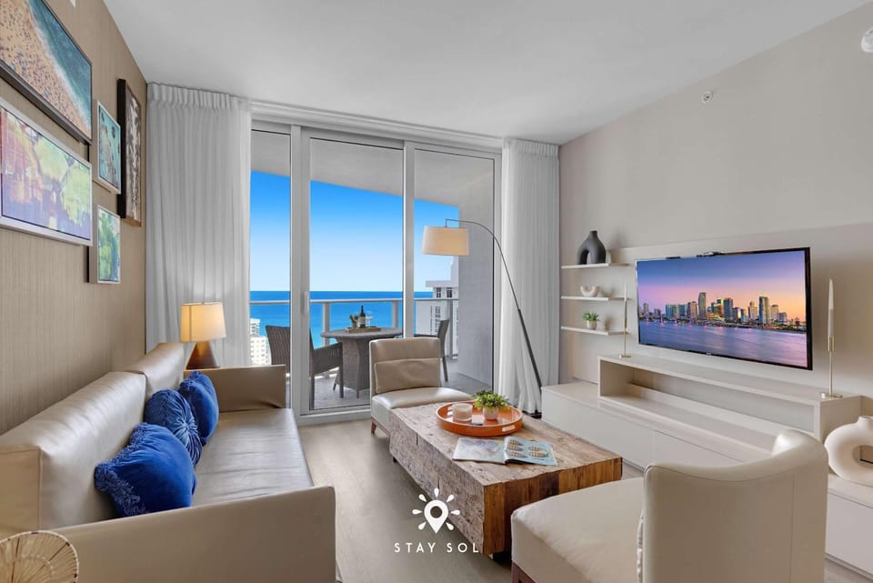 Ocean Views - Balcony & Resort Pool Paradise Apartment in Hollywood Beach