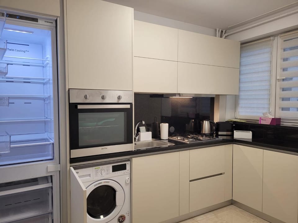 Coffee/tea facilities, Kitchen or kitchenette, oven, stove, toaster, washing machine