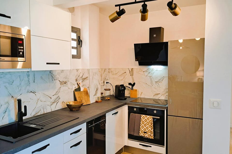 Coffee/tea facilities, dishwasher, oven, stove, kitchen