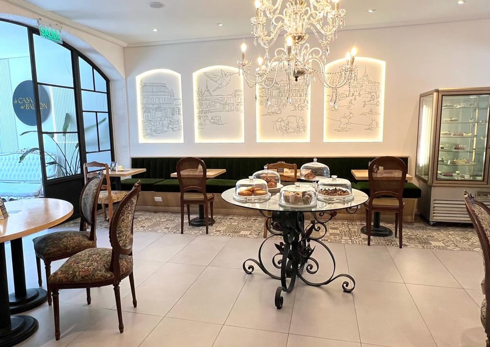 Restaurant/places to eat, Living room, Food