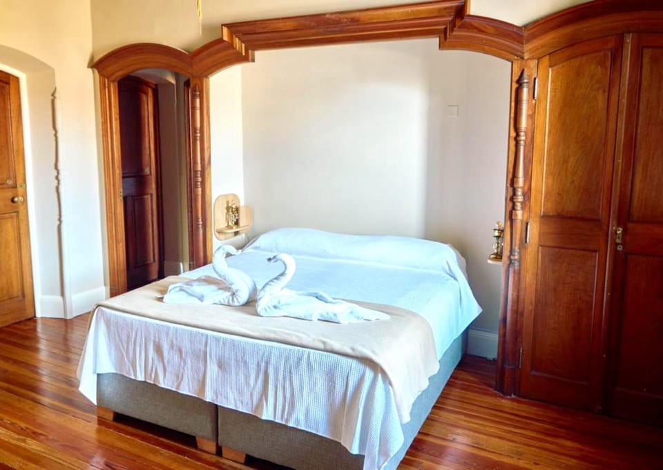 Bed, Photo of the whole room, towels, wardrobe