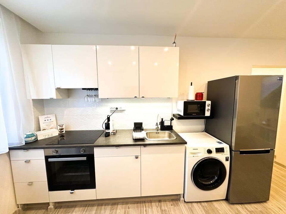 Coffee/tea facilities, Kitchen or kitchenette, minibar, oven, stove, toaster, washing machine