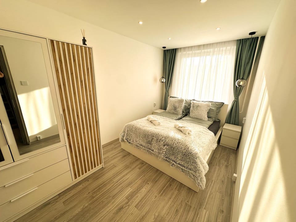 Bed, Photo of the whole room, Seating area, Bedroom