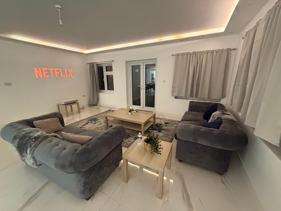 Lovely 5 bedroom house in London with Cinema House in London Borough of Ealing