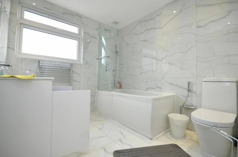 Lovely 5 bedroom house in London with Cinema House in London Borough of Ealing