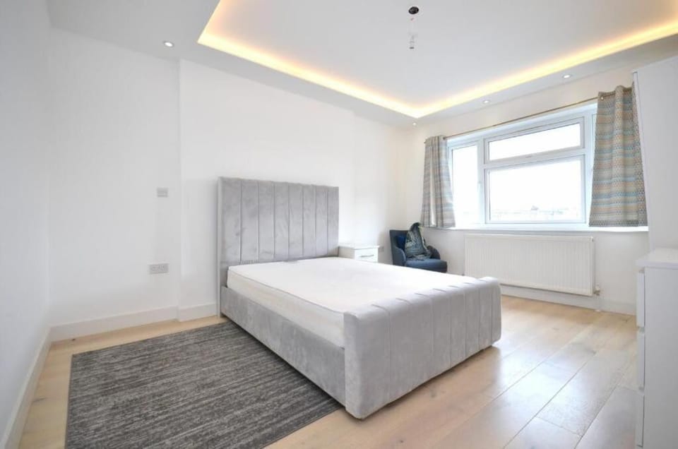 Lovely 5 bedroom house in London with Cinema House in London Borough of Ealing