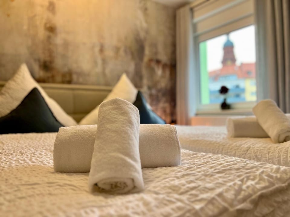 Bedroom, City view, towels