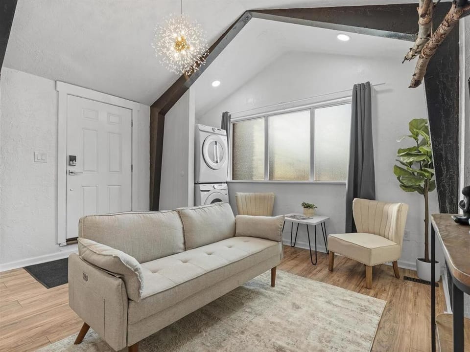 Lawrenceville Central !1 Modern and Cozy One Bedroom Apartment with Free Street Parking Apartment in Pittsburgh