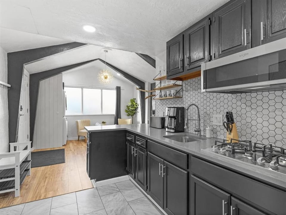 Lawrenceville Central !1 Modern and Cozy One Bedroom Apartment with Free Street Parking Apartment in Pittsburgh