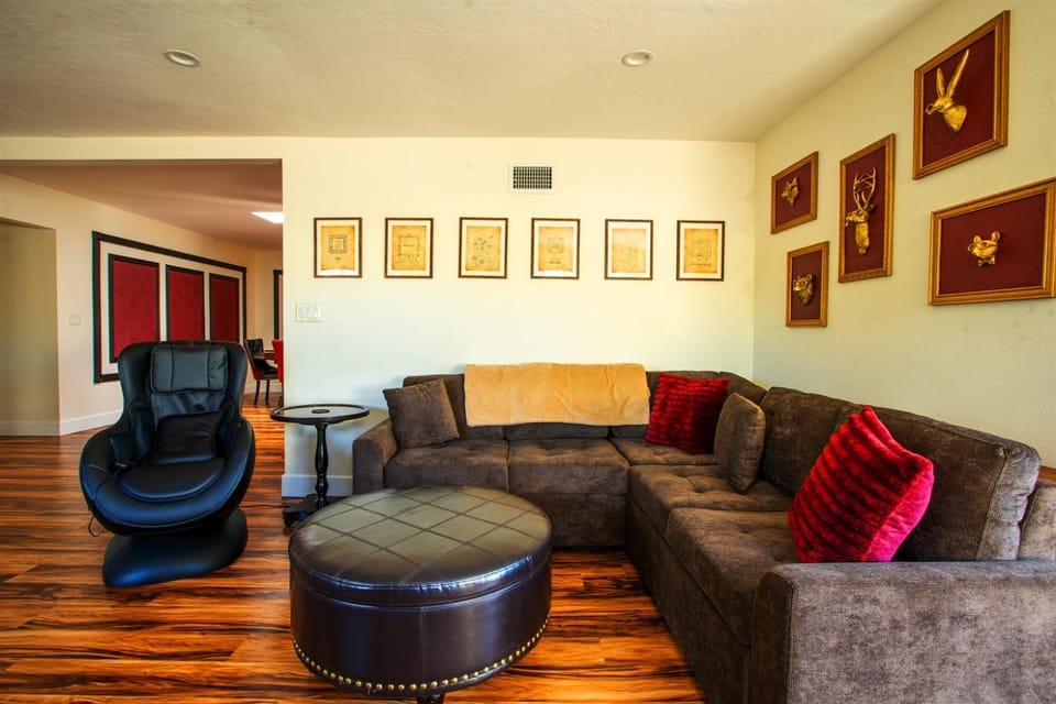 4BR Group Retreat w Golf Green, Poker & Fire Pit House in San Diego