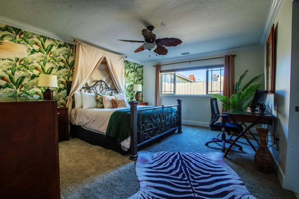 4BR Group Retreat w Golf Green, Poker & Fire Pit House in San Diego
