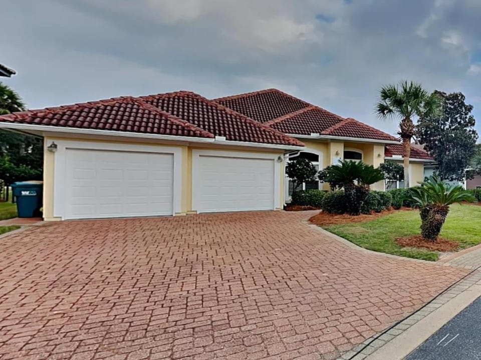 Beach Beauty 4 bed 3 bath home 5 min walk to beach in gated community House in Destin