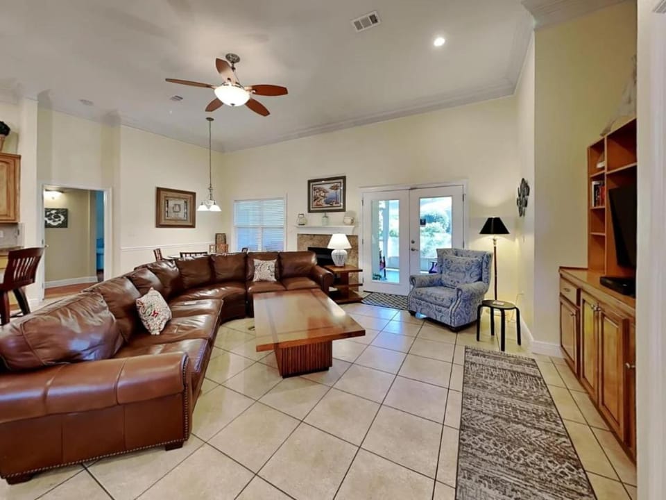 Beach Beauty 4 bed 3 bath home 5 min walk to beach in gated community House in Destin