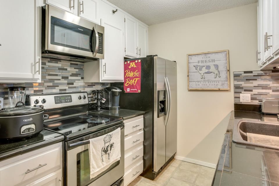 Updated Apt in Dtwn Minneapolis w/ Pool Access! House in Minneapolis