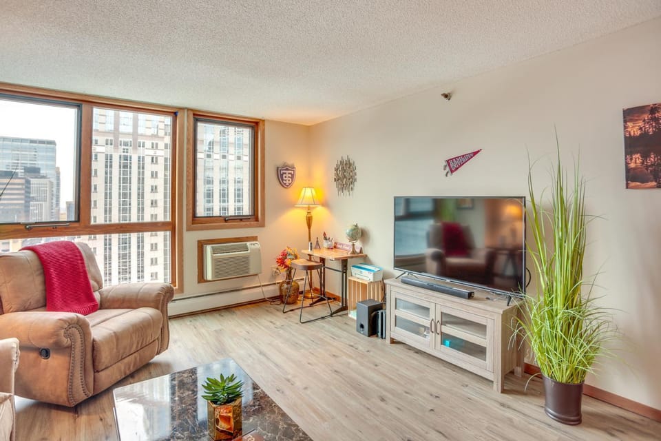 Updated Apt in Dtwn Minneapolis w/ Pool Access! House in Minneapolis