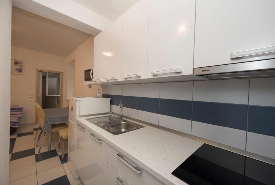 Bed, Kitchen or kitchenette, Food and drinks, Dining area