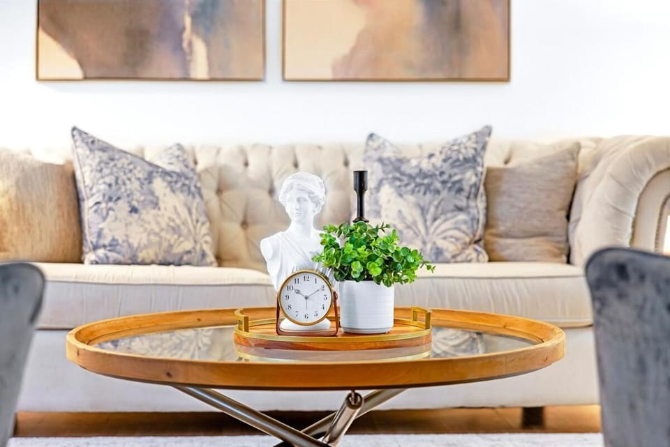 Luxury Wine Country Retreat- Pool, Hot Tub and Games Villa in Niagara-on-the-Lake