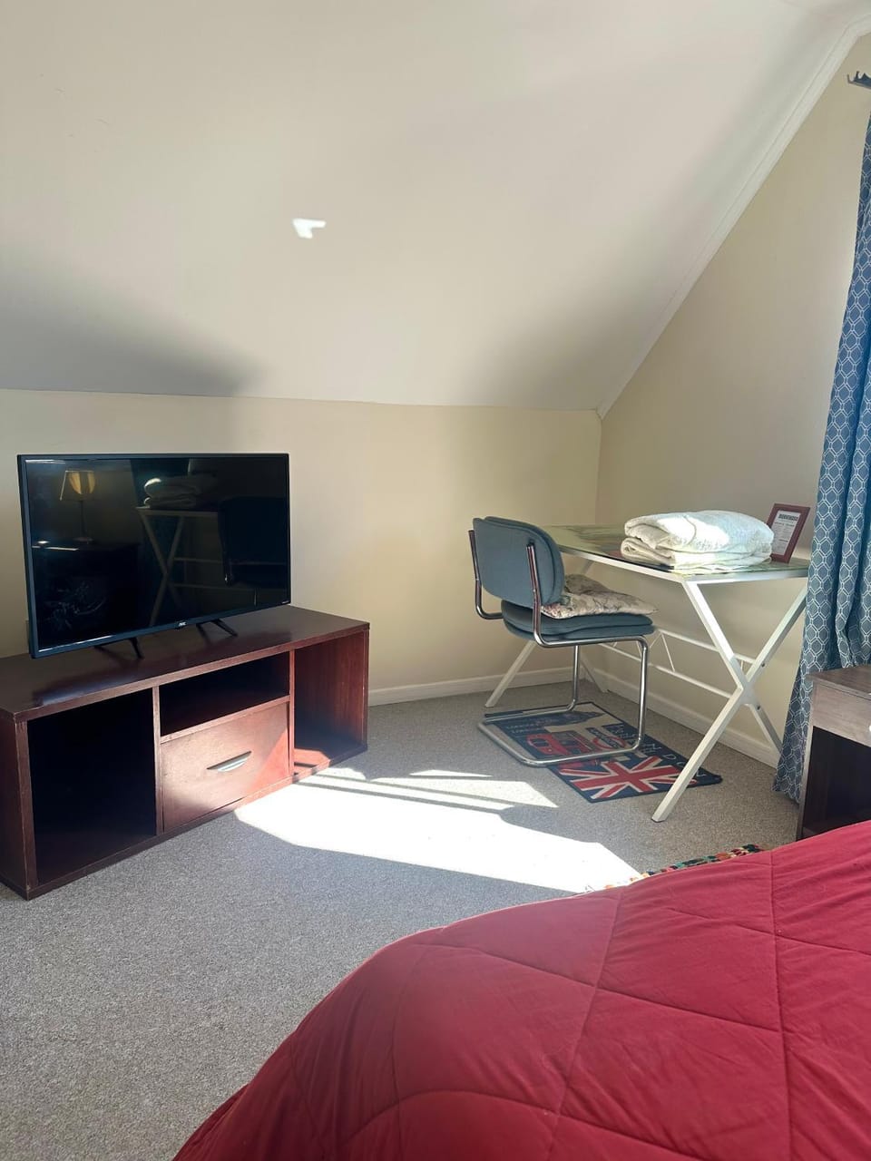 Bed, TV and multimedia, Photo of the whole room, Seating area, Bedroom