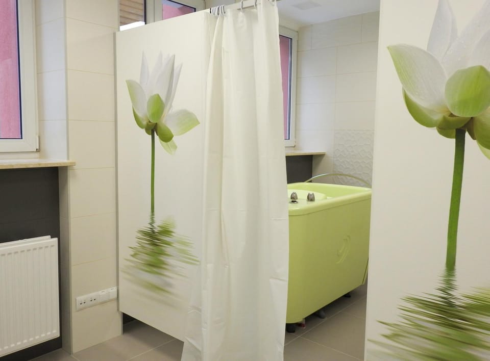 Hot Tub, Massage, Spa and wellness centre/facilities
