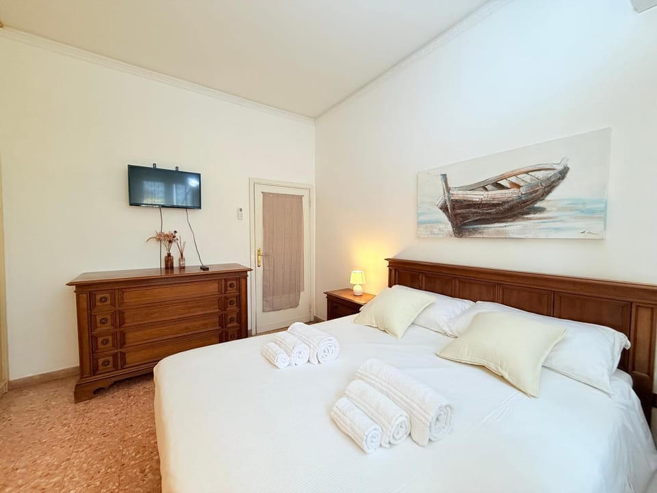 Bed, TV and multimedia, Photo of the whole room, Bedroom, towels