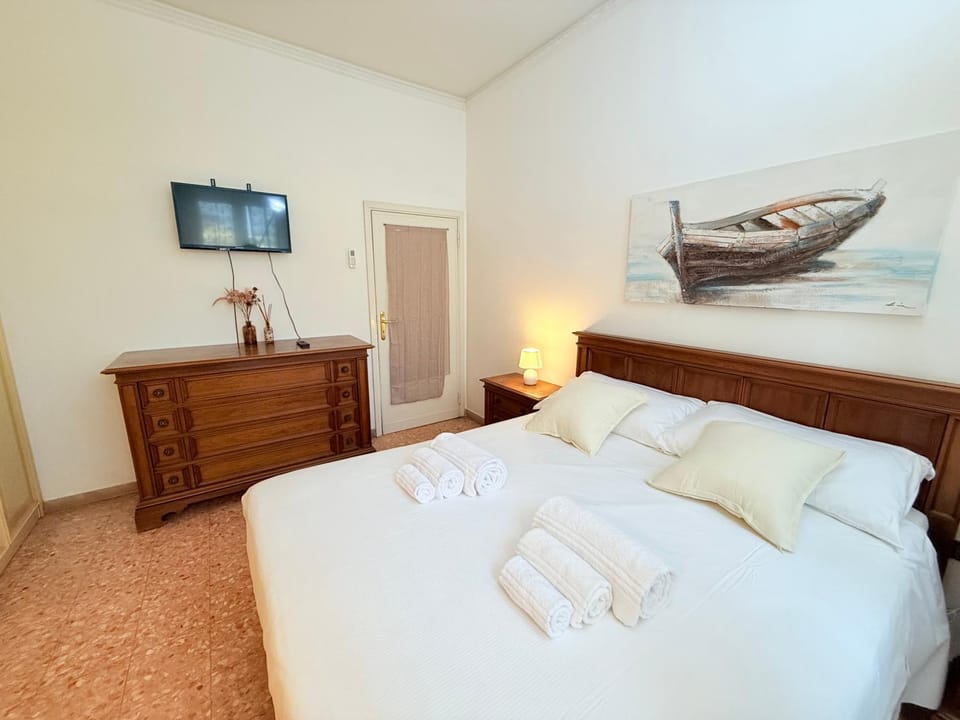 Bed, TV and multimedia, Photo of the whole room, Bedroom, towels