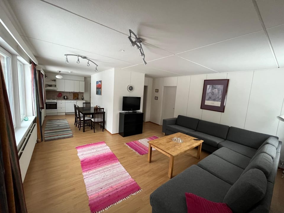 Communal lounge/ TV room, Living room, Seating area, Evening entertainment
