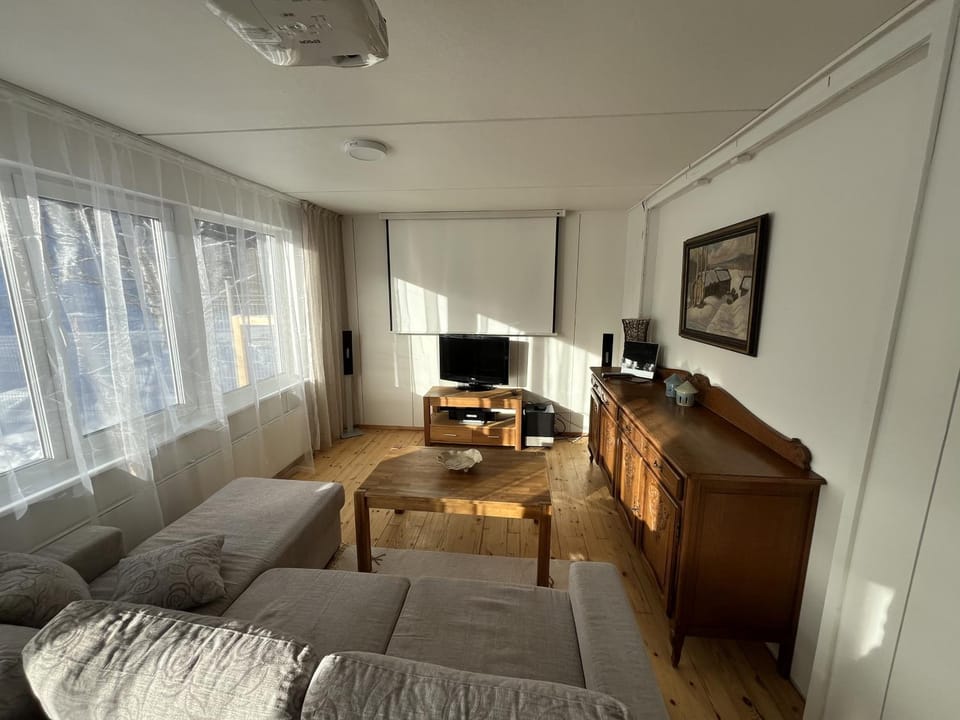 Communal lounge/ TV room, Bed, TV and multimedia, Living room, Evening entertainment