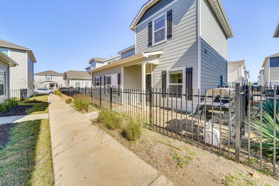 8 Mi to Lackland AFB Pet-Friendly Home with Yard! House in San Antonio