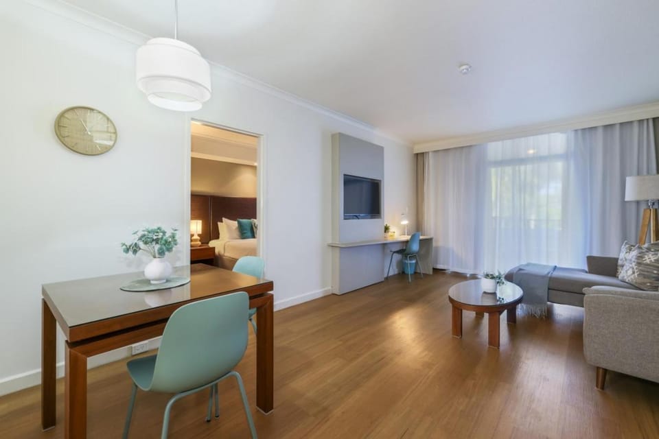 Resort Escape King Bed Pool Balcony Apartment in Darwin