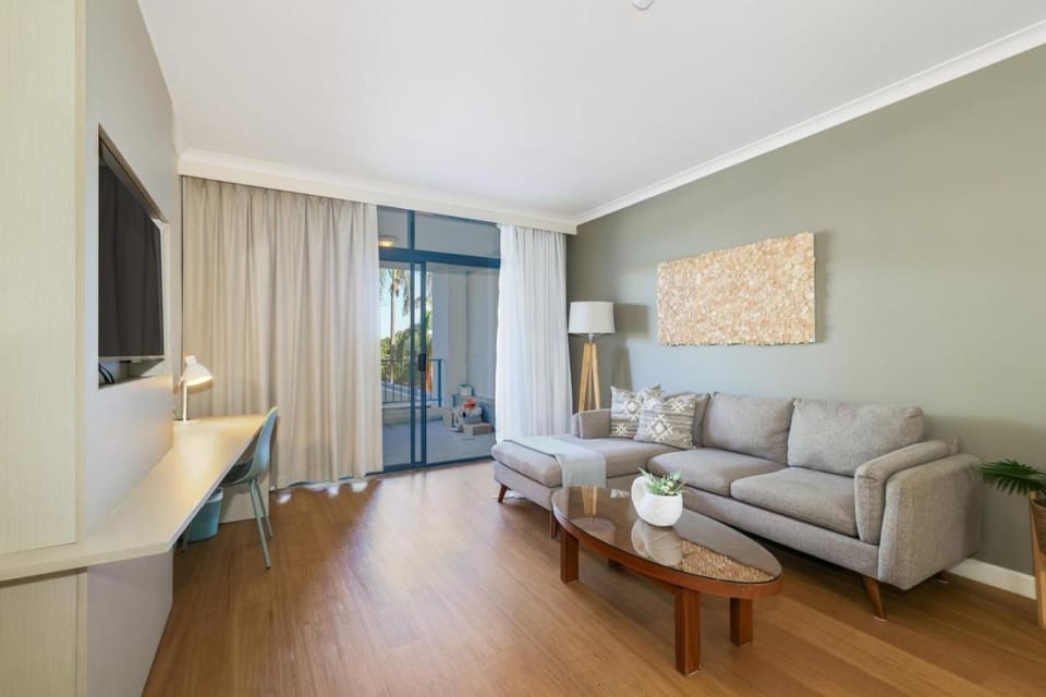 Resort Escape King Bed Pool Balcony Apartment in Darwin